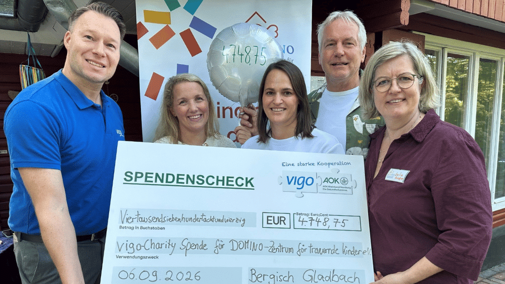Pressebild_vigo_Charity_DOMINO_Spendenübergabe