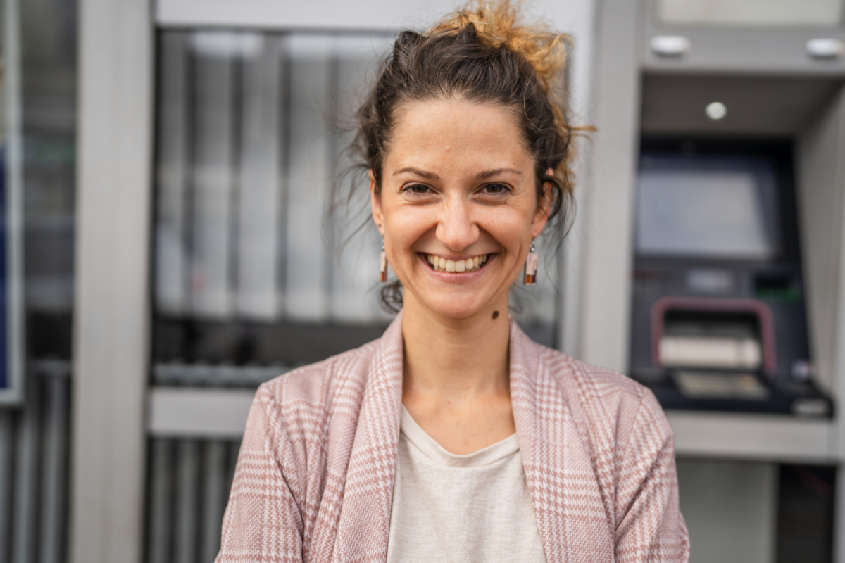 Selbsbewusste Frau strahlt in die Kamera_AdobeStock_742864857 Selbsbewusste Frau strahlt in die Kamera_AdobeStock_742864857
